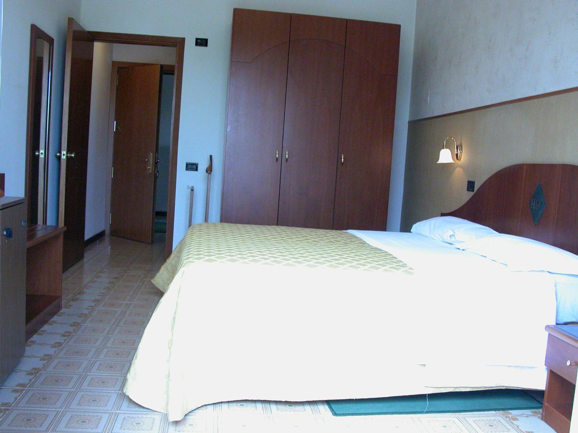 Hotel Calabresi Сан-Бенедетто-дель-Тронто Екстер'єр фото