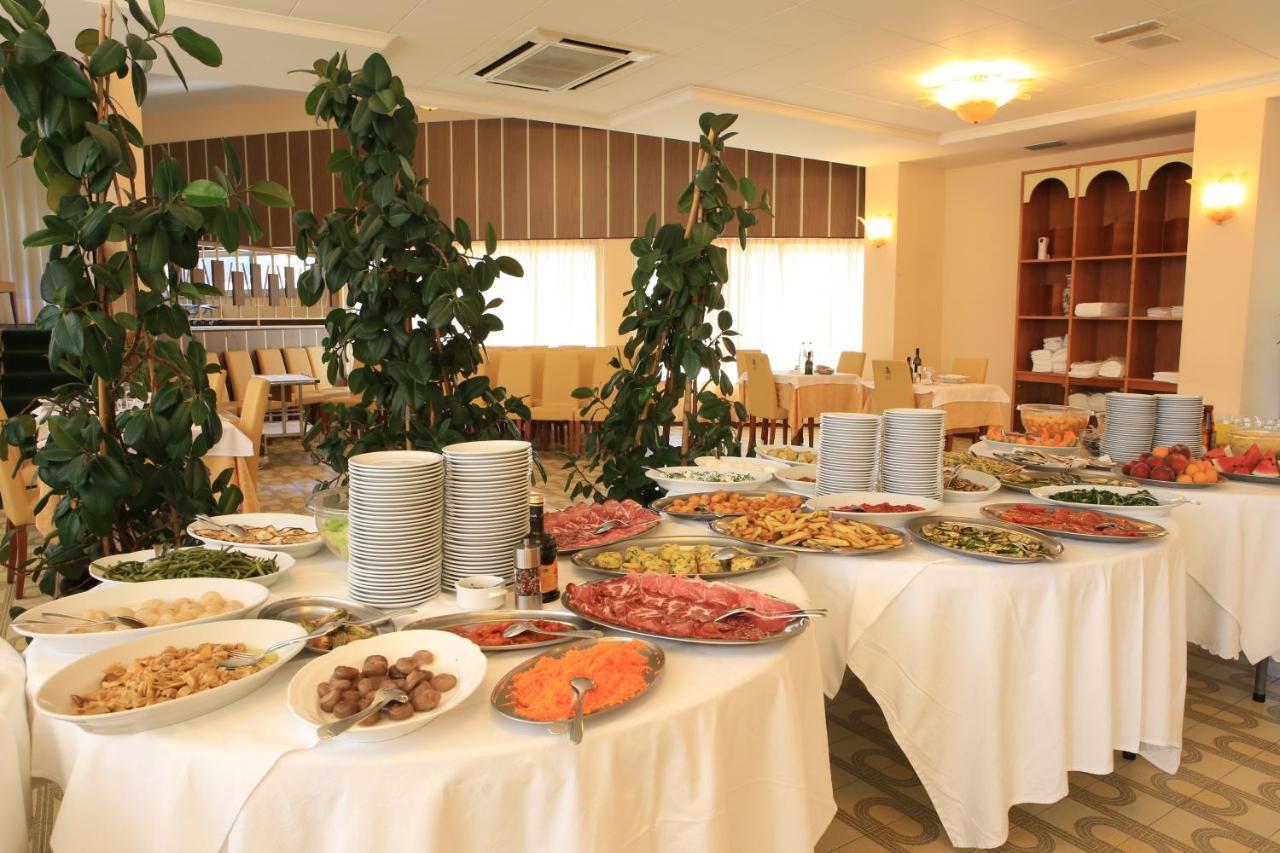 Hotel Calabresi Сан-Бенедетто-дель-Тронто Екстер'єр фото